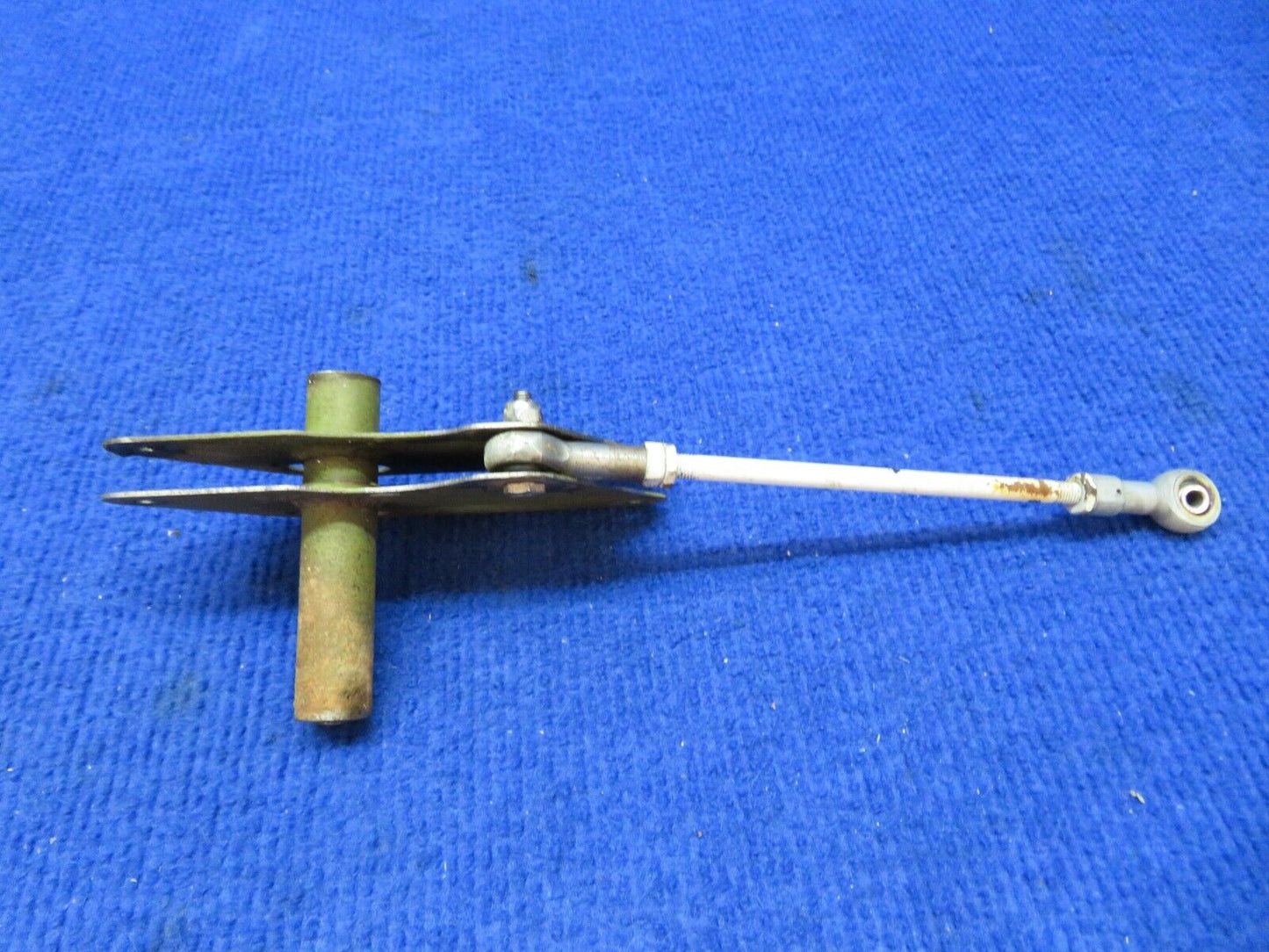 Cessna 172M Bellcrank Assy Aileron LH w/Rod P/N 0523223-1 (0722-498)