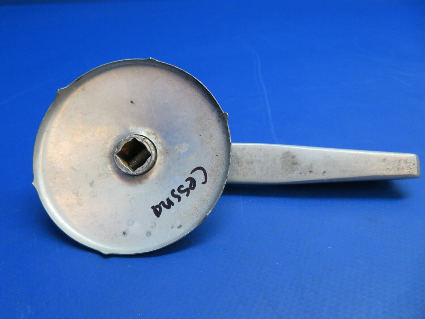 Cessna 310 Cabin Door Handle Assy P/N 0811490-88 (1022-631)