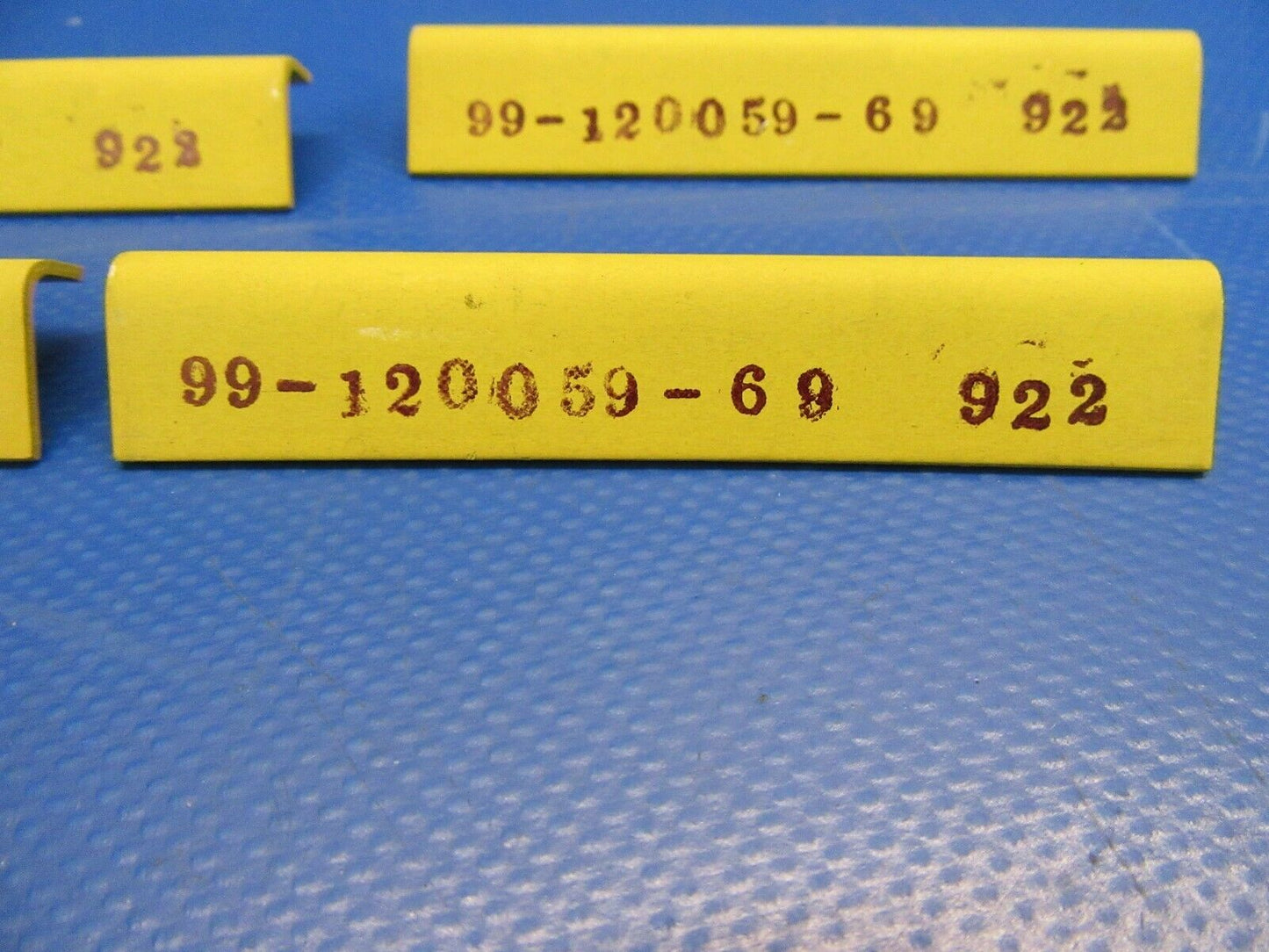Beech King Air Clip LH OTBD & RH INBD PN 99-120059-69 NOSLOT OF 4 (0419-385)