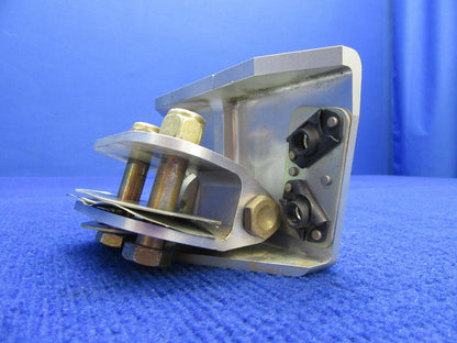 Cirrus SR-22 Upper Gear Attach w Strut End Upper Fitting P/N 16947-001 (0122-393