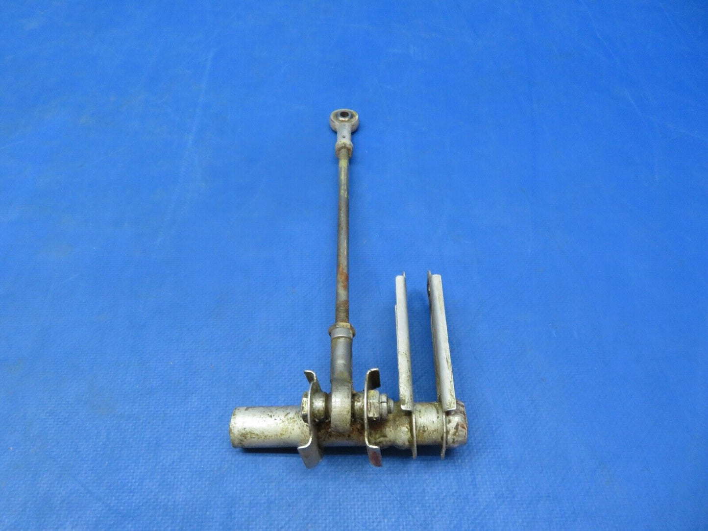 Early Cessna 310 / 310B OTBD Bellcrank RH OTBD Flap P/N 0862100-16 (1223-148)