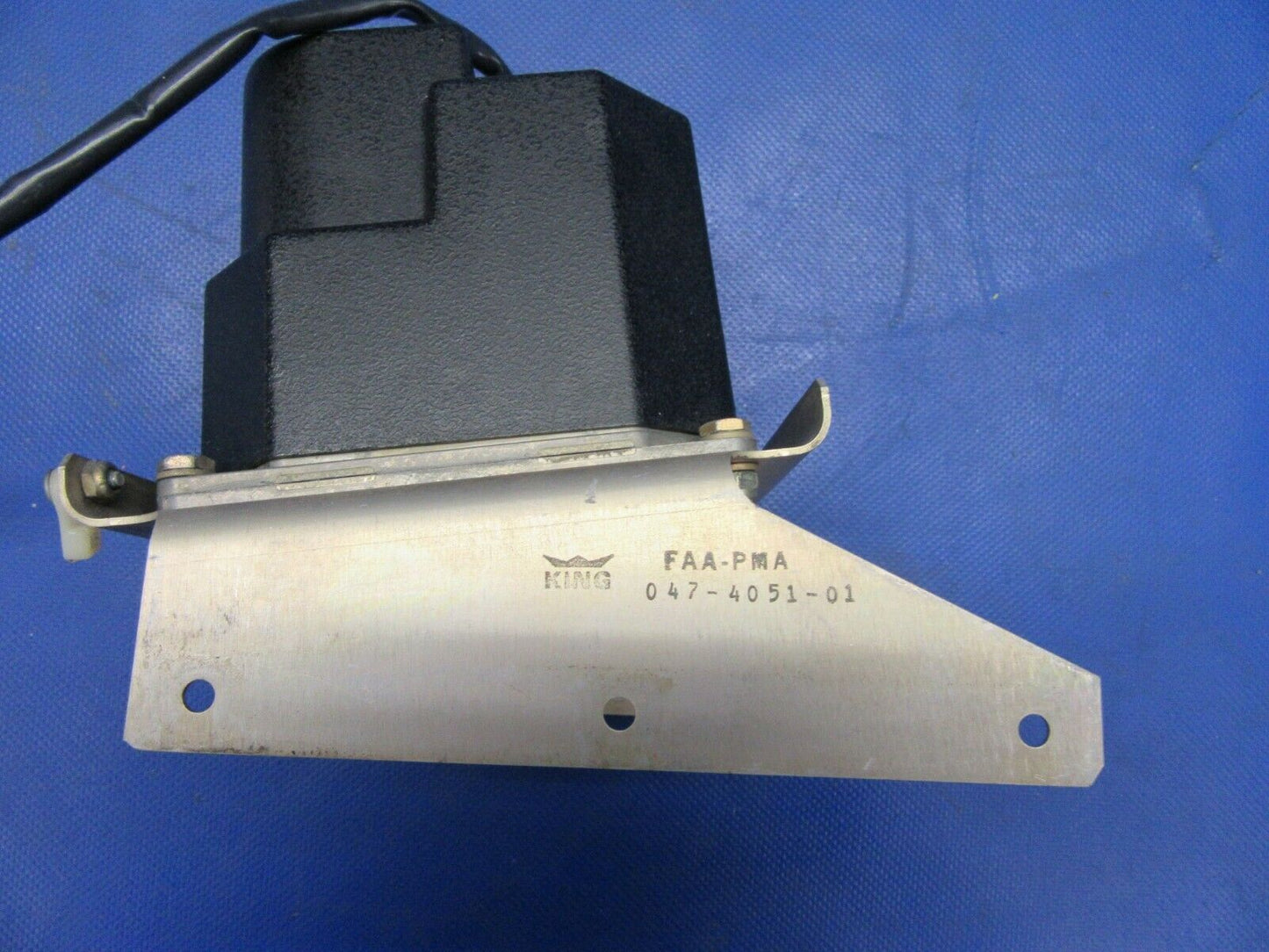 210 King KS-272 Trim Servo w/ Bracket 14V/28V 065-0029-31 Mods 1 & 2 (0921-569)