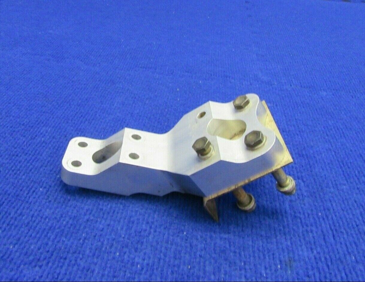 Cirrus SR-22 Axle Fitting Main Gear P/N 18103-001 (0122-378)