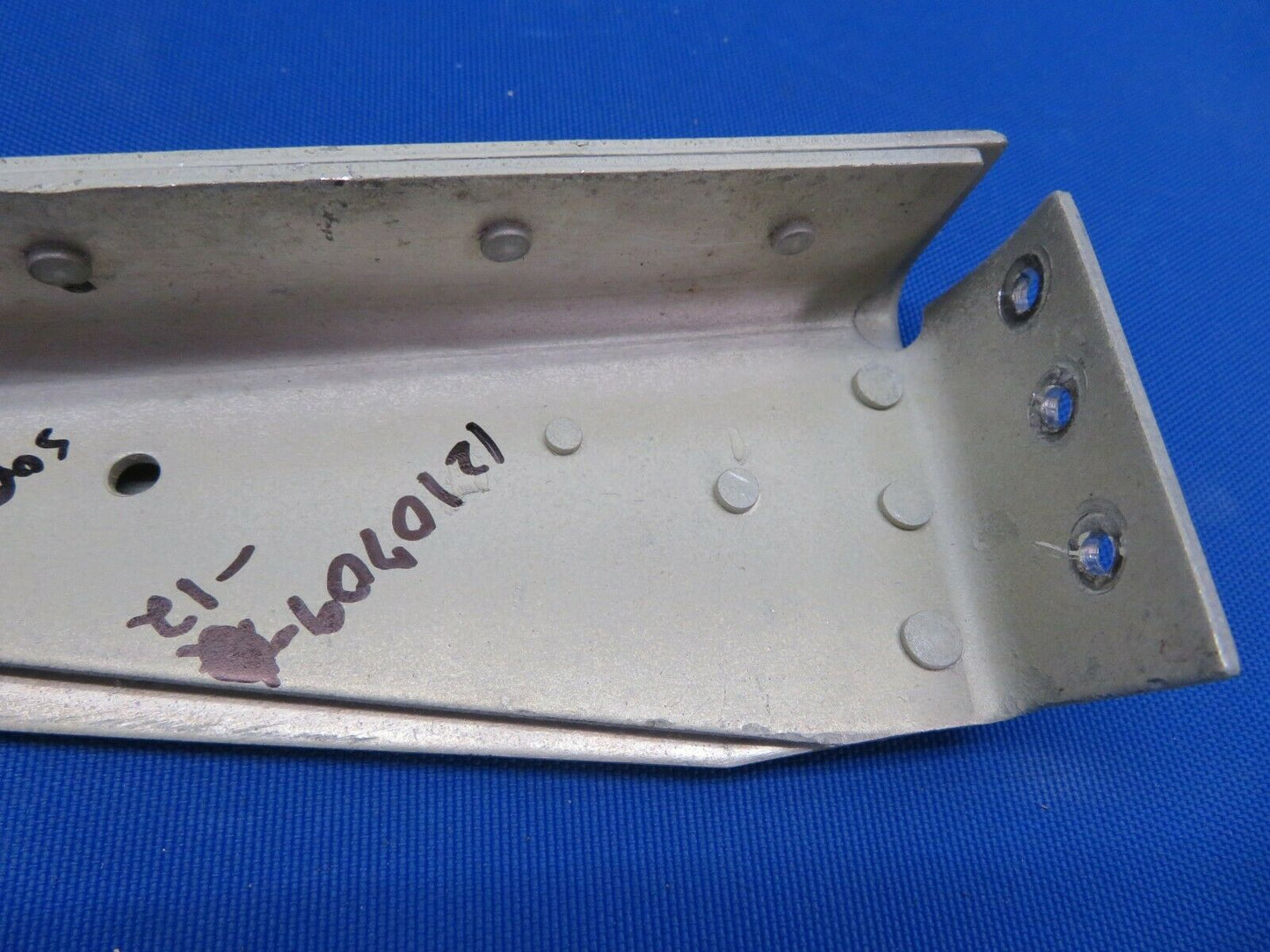 Cessna 210L Support Assy LWR RH Top Cabin P/N 1210709-12 (0820-575)