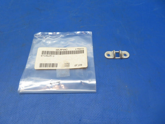 Cessna Hinge Assy P/N 0710625-1 NOS (1023-221)