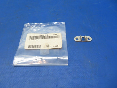 Cessna Hinge Assy P/N 0710625-1 NOS (1023-221)