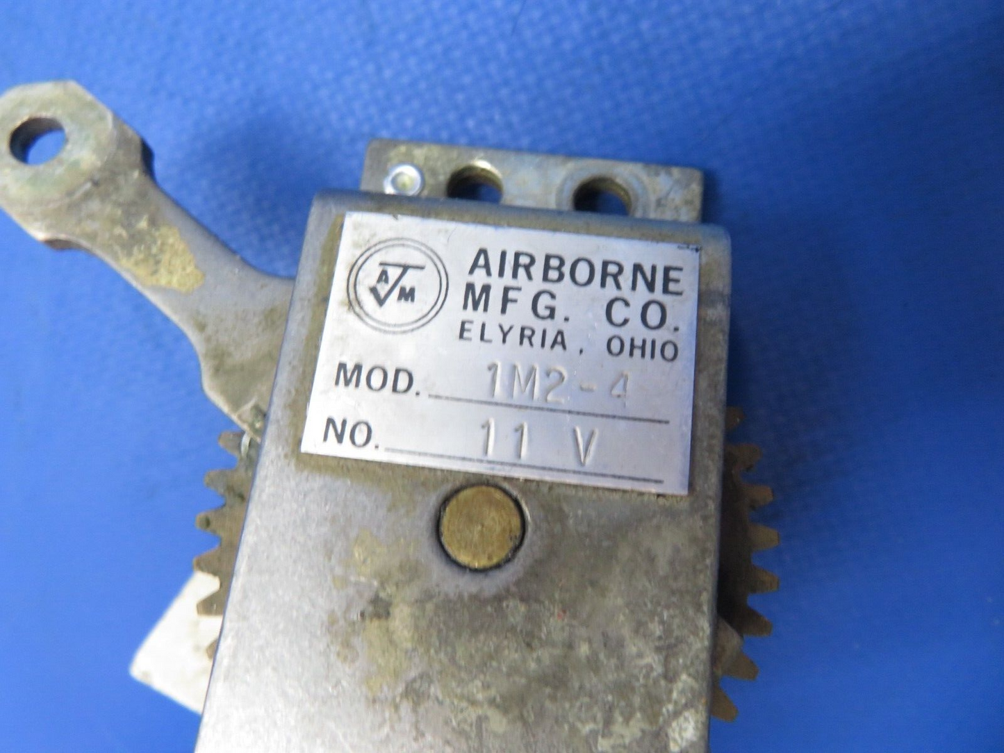 Cessna 310 / 310Q Airborne RH Fuel Selector Valve Gear Box  P/N 1M2-4 (0823-621)