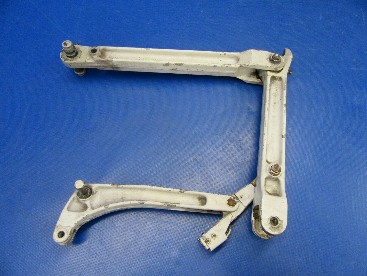 Cessna 310 Main LG Link Bellcrank Assy P/N 0841220-4, 0841103-497 (0519-365)