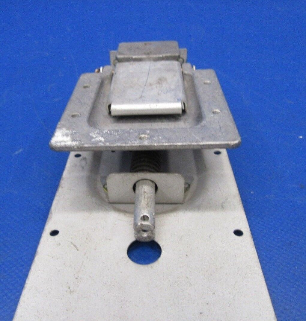 Cessna 172 Door RH Latch Assembly P/N 0511256-2 NOS (1218-197)