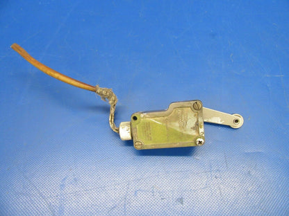 Cessna 310 / T310Q Switch Main Gear LH 1VA20 28 Volts (0619-384)