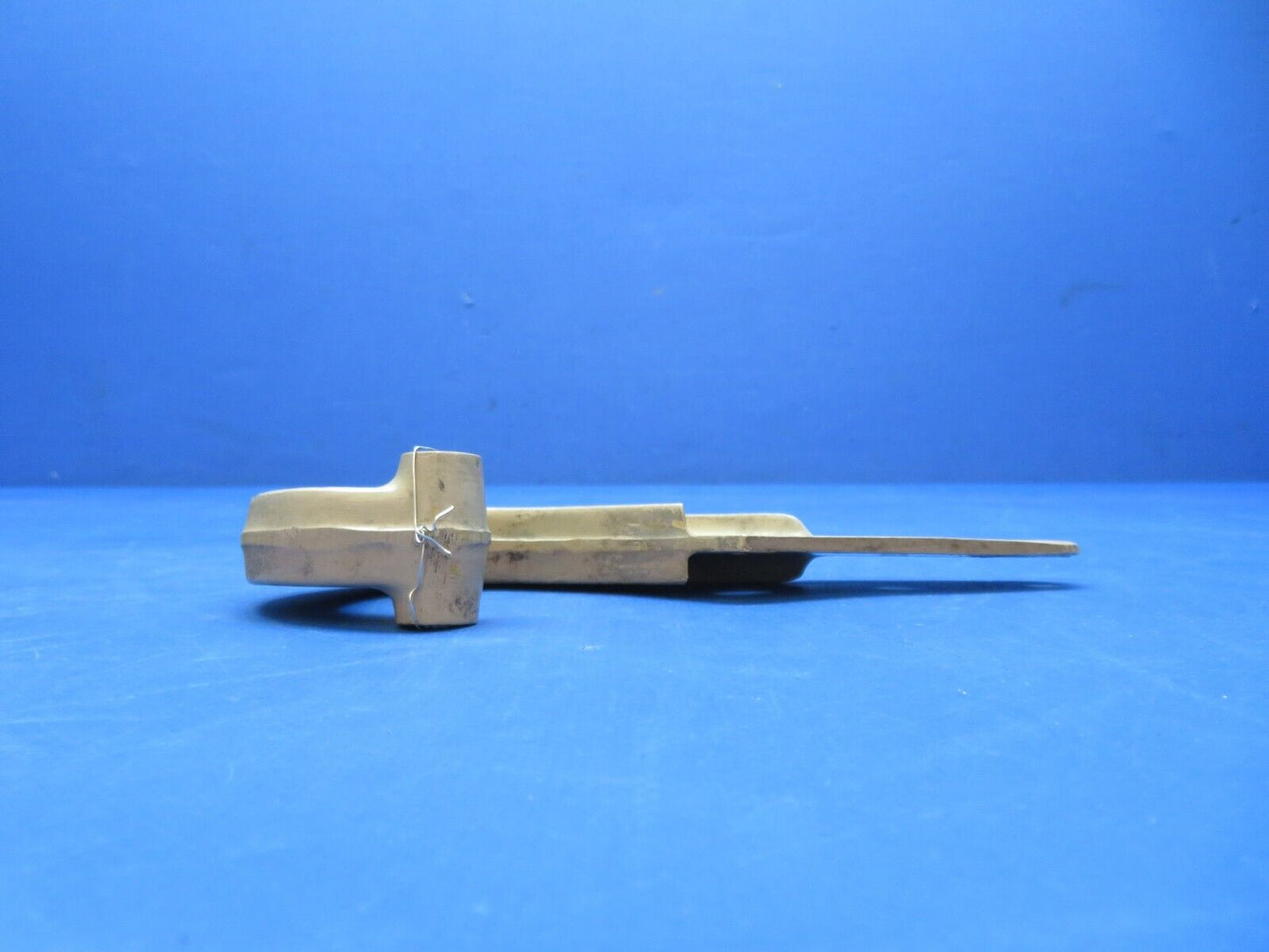 Cessna 310 /  310Q INBD Main Gear Door Hinge Assy P/N 0826005-4 (0923-328)