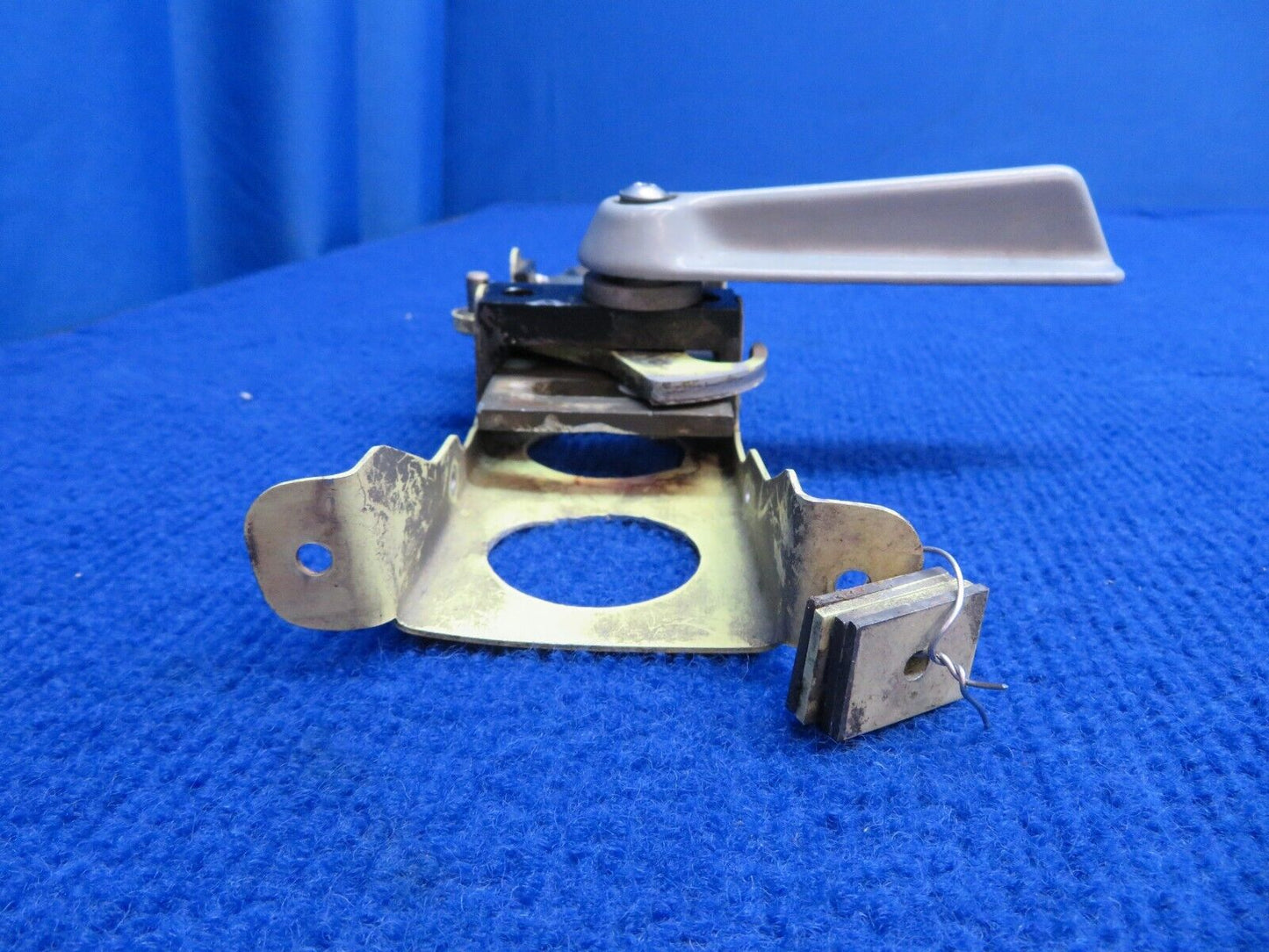 Socata Rear RH Box Assy Door Latch Mechanism w/ Handle P/N 25025003 (0622-901)