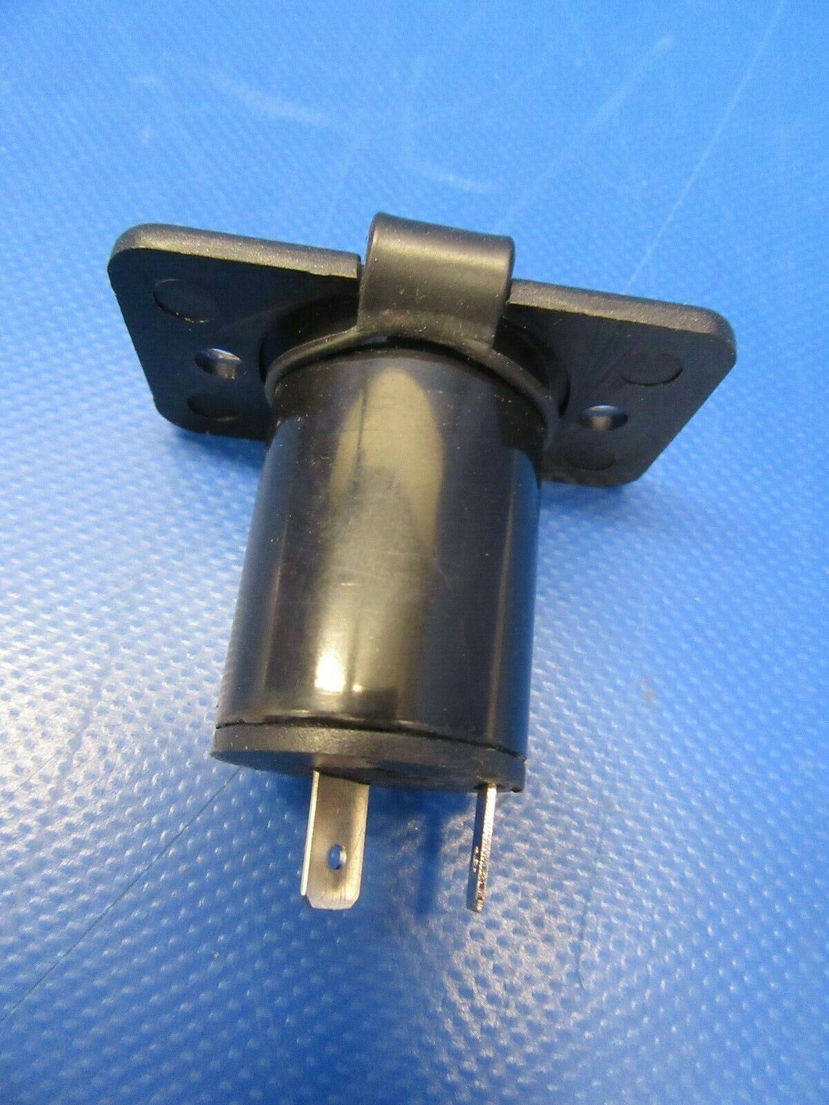 Diamond DA40-180 Power Plug 28V 2 Amps LWR RH Dash (0319-53)