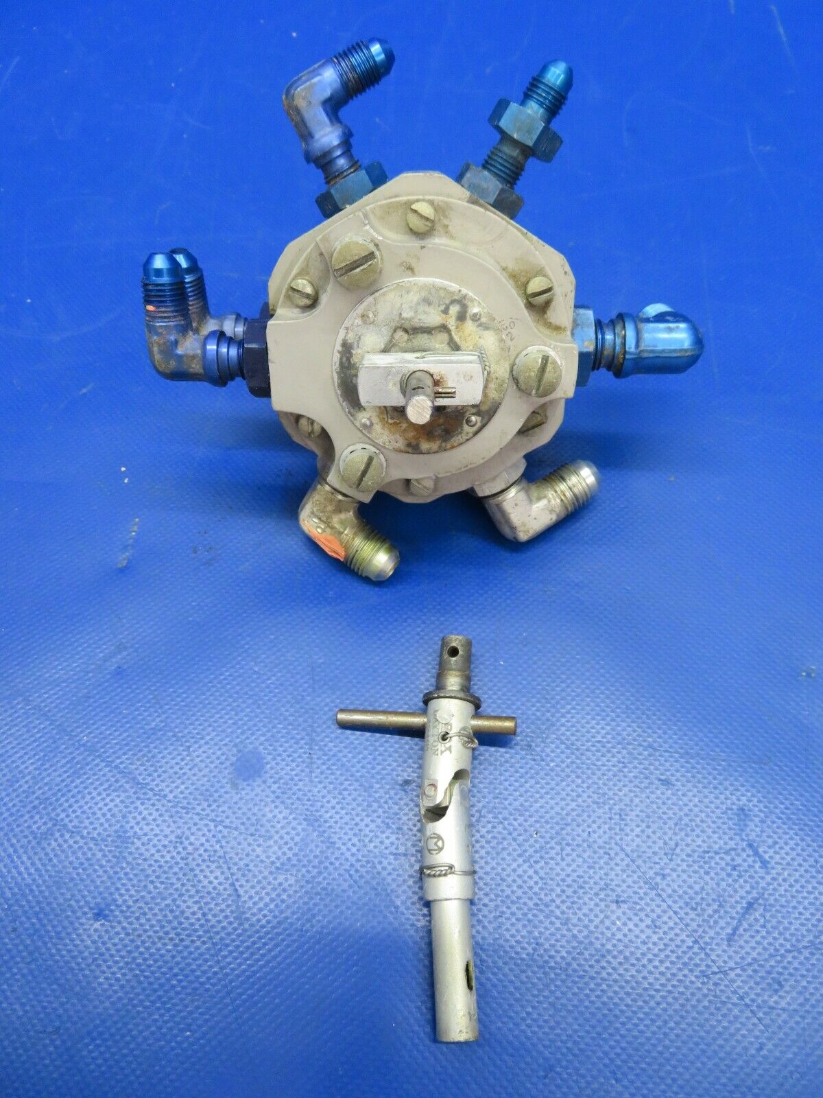 Beech Baron 95-A55 H & E ACFT Fuel Selector Valve RH HE 825-1 (0420-55)
