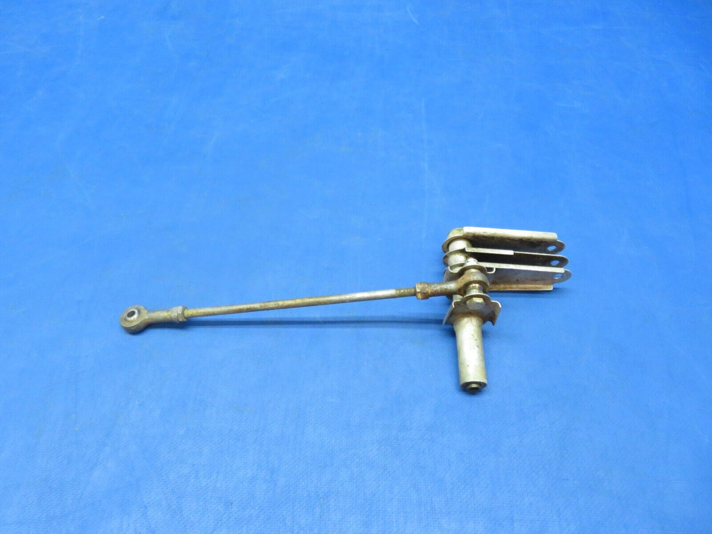 Early Cessna 310 / 310B INBD Bellcrank LH OTBD Flap P/N 0862100-15 (1223-145)