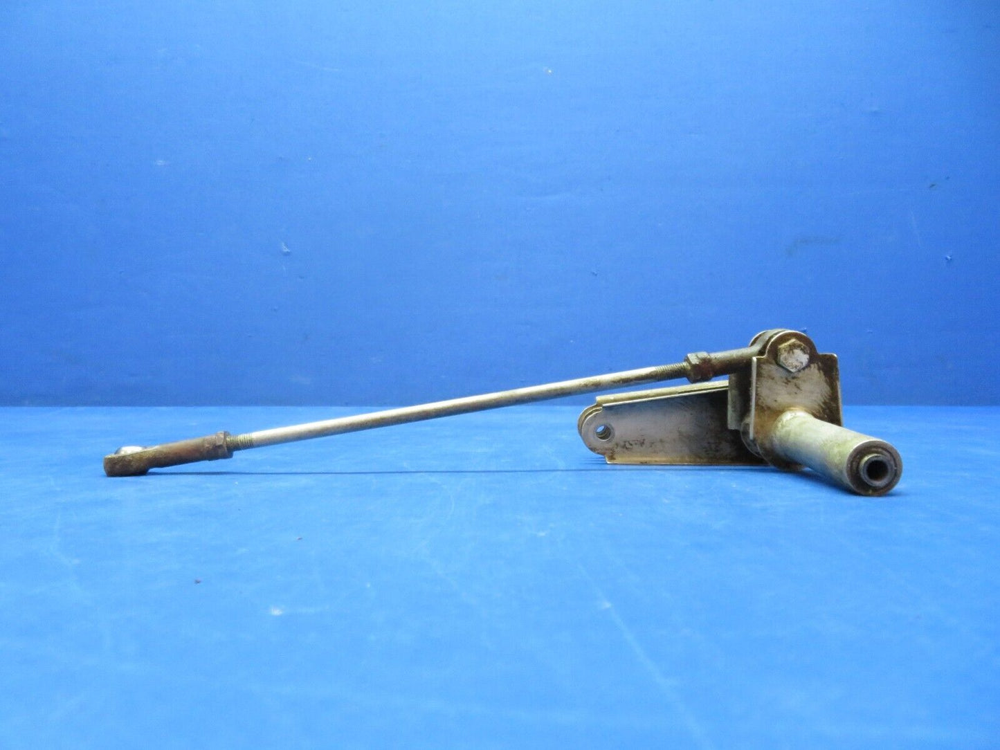 Early Cessna 310 / 310B OTBD Bellcrank RH INBD Flap P/N 0862100-12 (1223-146)