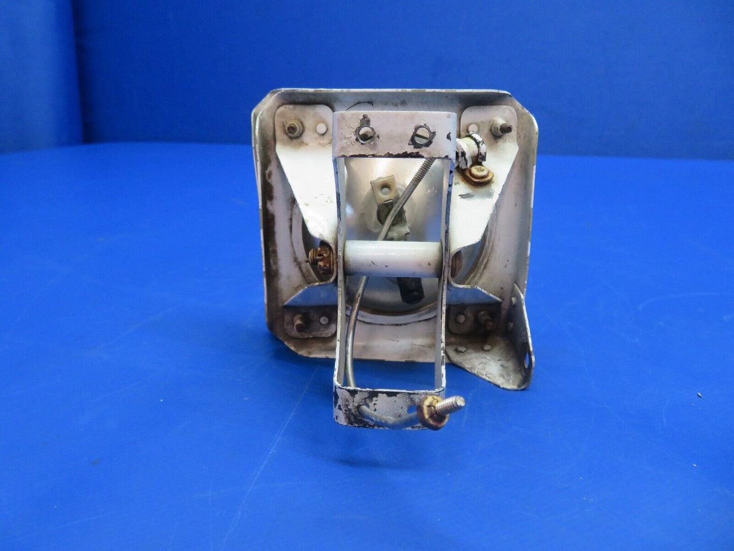 Piper PA-23 Aztec Landing Light w/ Mounting Bracket P/N 30495-000 (0922-800)