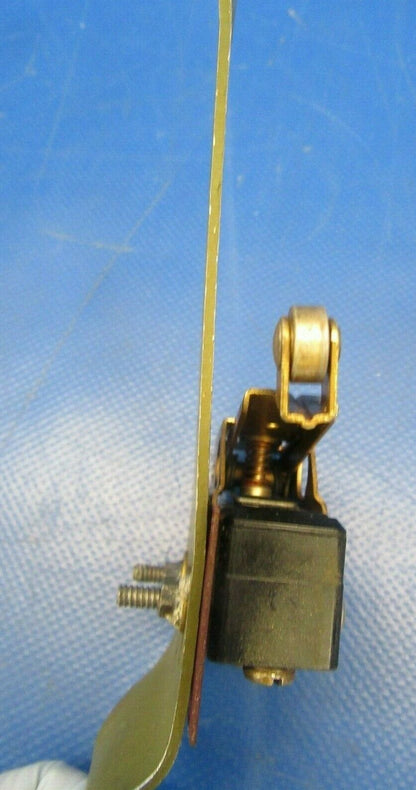 Cessna 310 R Up Limit Switch & Bracket BZ7RT04 & 5045028-5 (0219-260)