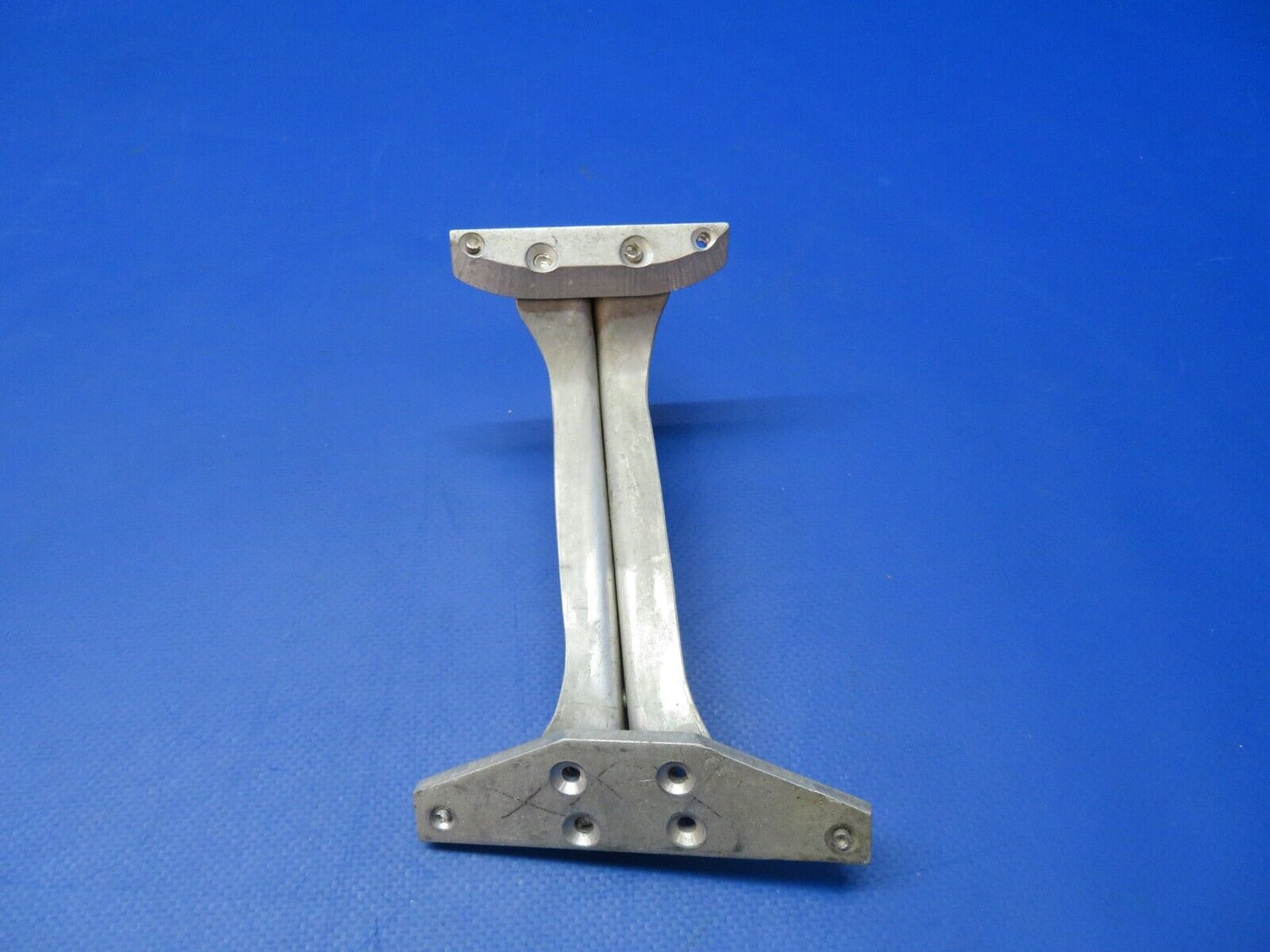Cessna 210 / 210A RH Nose Gear Door Actuator Bracket P/N 1213256-2 (1122-450)