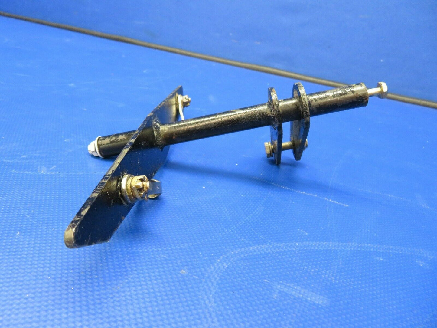 Piper PA-32RT-300 Lance Bellcrank Aileron RH P/N 95680-01 (0521-763)