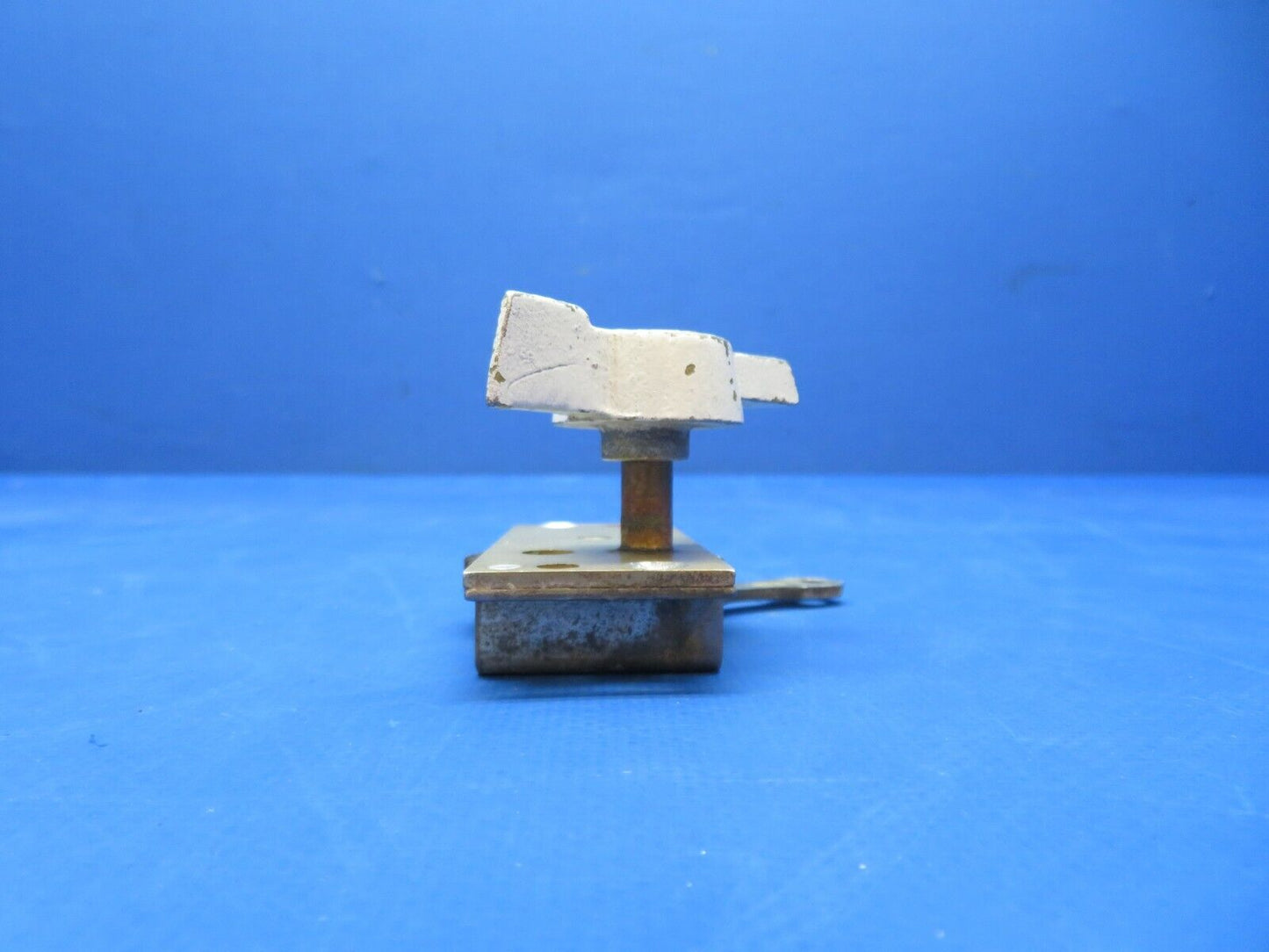 Cessna 310 / 310Q Airborne RH Fuel Selector Valve Gear Box  P/N 1M2-4 (0823-621)