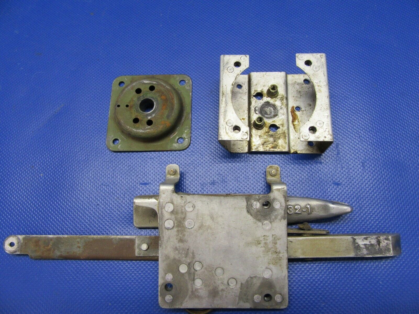 1960 Cessna 210 Cabin Door Latch LH 0711017, 0711032-2, 0711018-23 (0321-315)