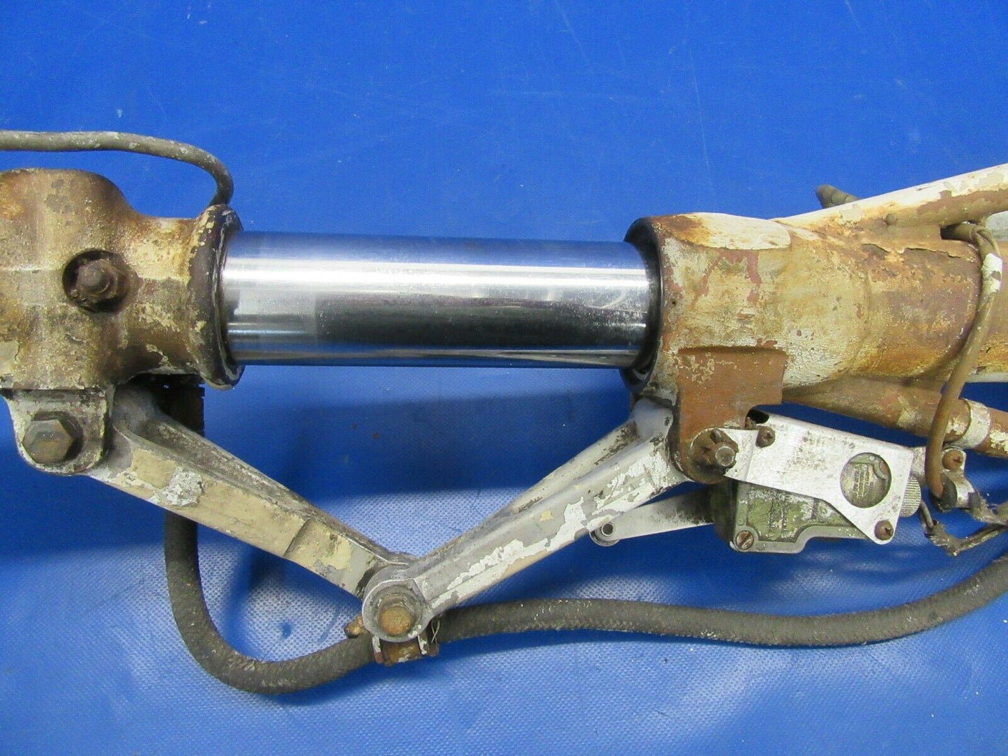Cessna 310 Main Gear LH P/N 0841000-97, 0841201-1 (1119-427)