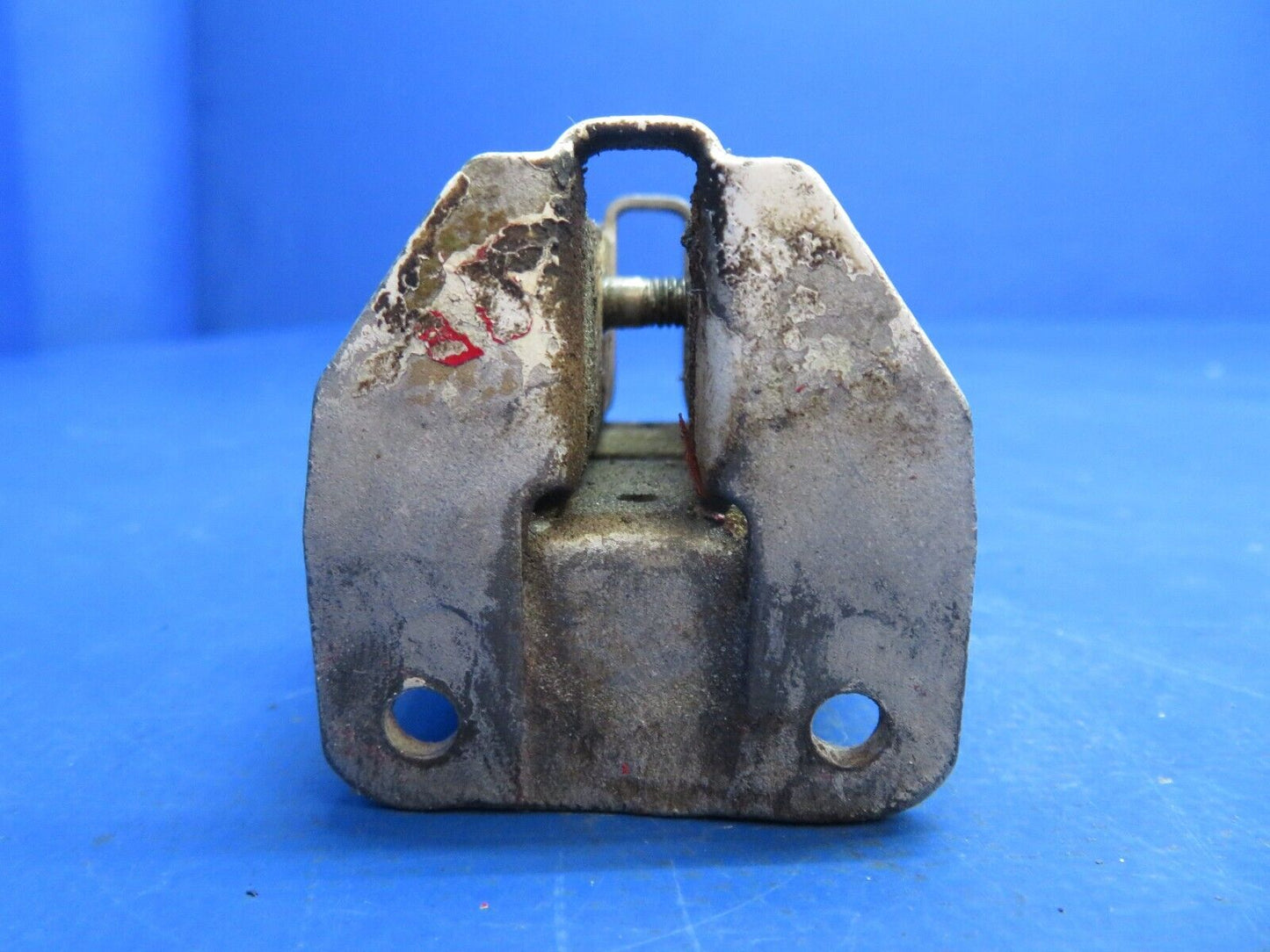 Beech 95-B55 Baron OTBD Aileron Hinge Assy P/N 35-135025-32 (0123-587)
