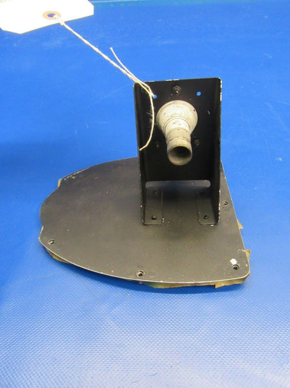 Cessna 310 Wing Nav Light & Bracket Red P/N 0823200-1 & 5618106-17 (0118-04)