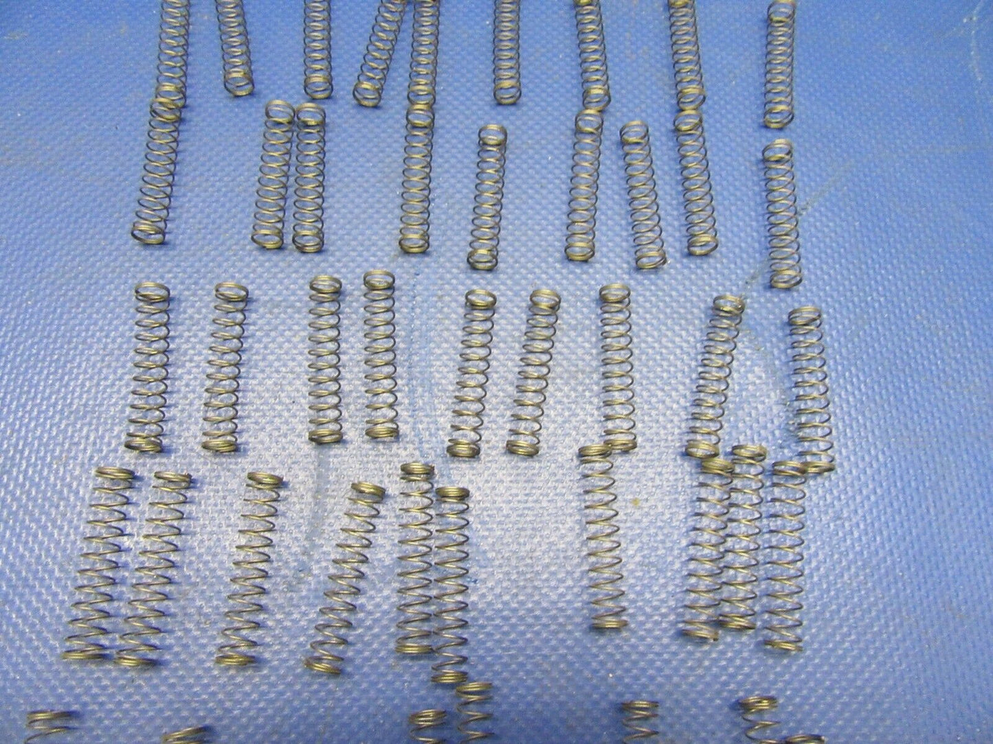 Delco Springs P/N 1977357 LOT OF 50 NOS (0921-537)