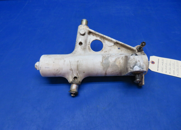 Piper PA-28R-180 LH Main Gear Trunnion P/N 67926-04 (1223-101)