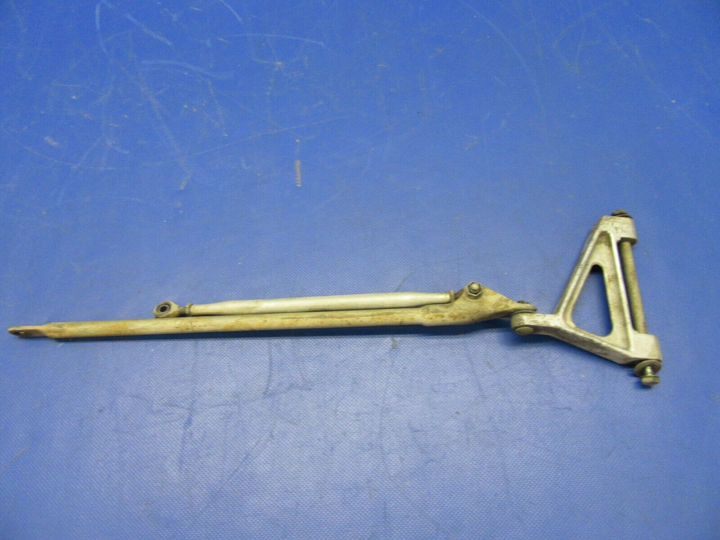 Beech 95-B55 Actuator & Link Landing Gear Door LH P/N 45-815003-3 (1121-310)
