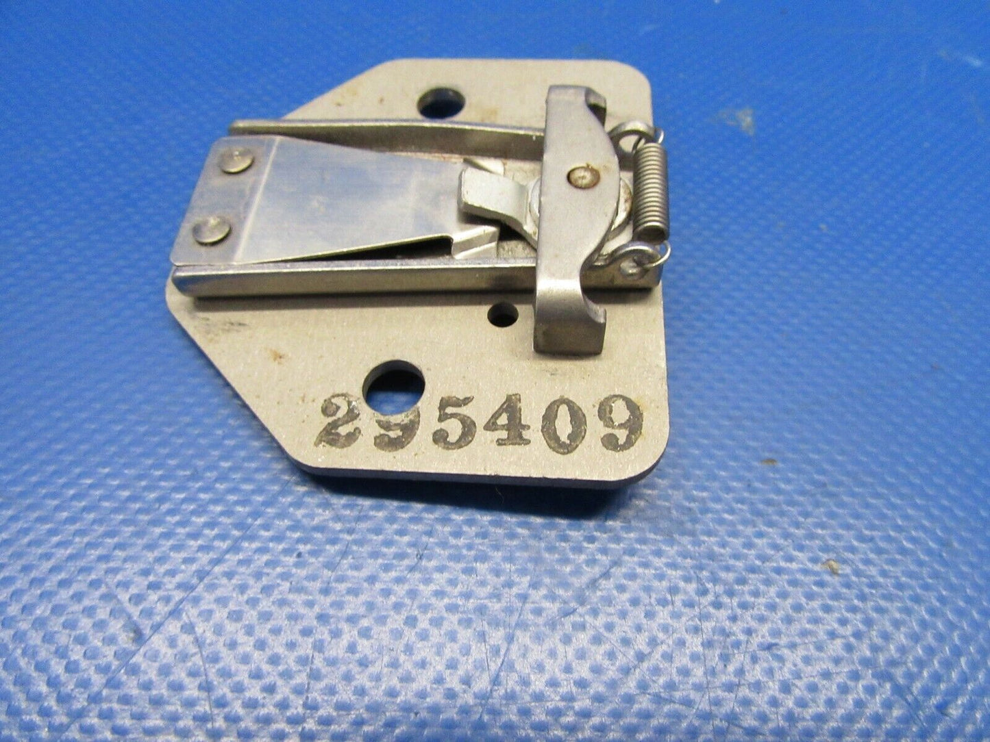Cessna 310P Wedjit & Cover Plate P/N 295409, 812974-2 (0819-163)