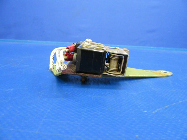 Cessna 310 / T310Q Bracket Up Limit Switch P/N 5045028-5, B27RT04 (0519-485)