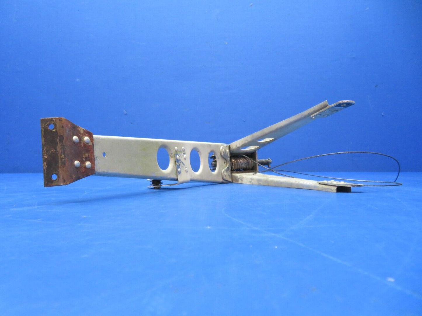 Piper PA-28-140 Stabilator Trim Bracket Assy P/N 63530-00 (1123-145)