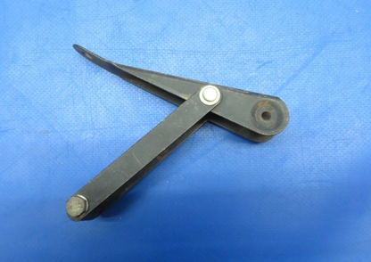Piper PA-25 Latch Assy FWD Distributor Attachment P/N 61781-00 (0523-131)