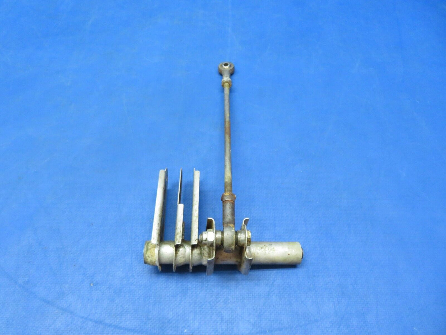 Early Cessna 310 / 310B INBD Bellcrank LH OTBD Flap P/N 0862100-15 (1223-145)