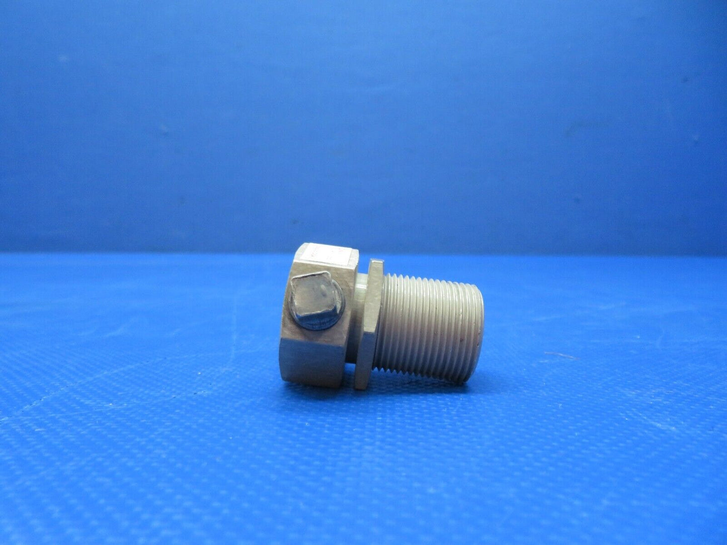 Cessna 401 / 401A Oxygen Outlet Valve P/N C166006-0104 (1223-372)