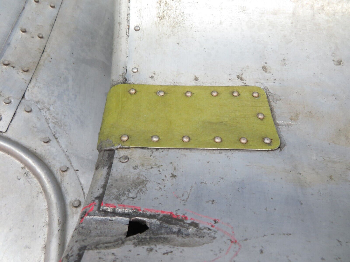 Damaged Cessna 182D / 182 LWR Cowl Assy P/N 0752031-28 (0923-581)