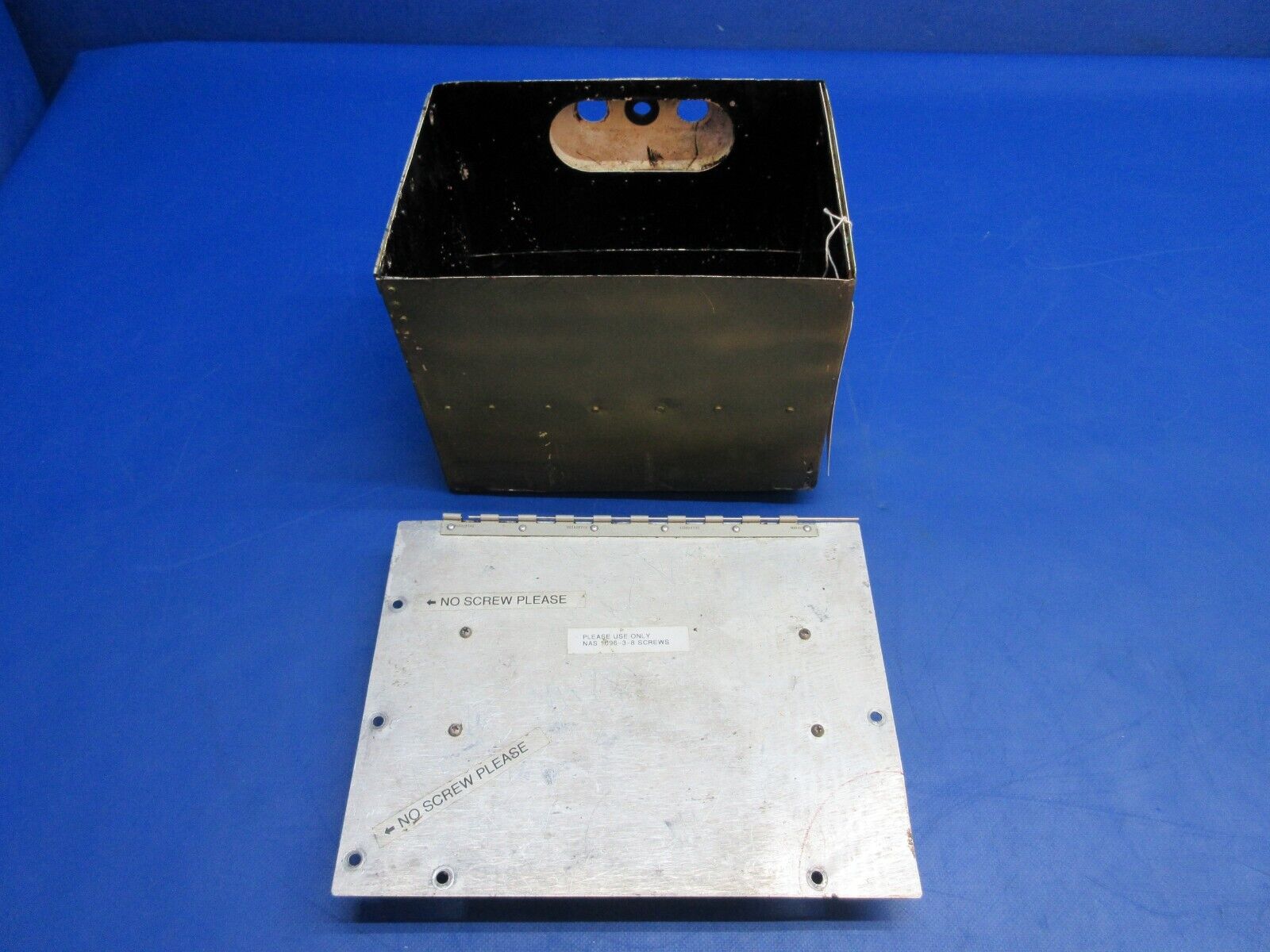 Beech 95-B55 Baron Battery Box Assy w/Lid P/N 002-400001-57 (0523-1102)