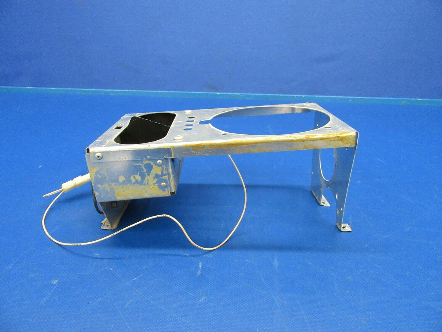 Cessna P210N / 210 Bracket Speaker & Light Housing 2111681-1 (1019-117)