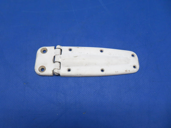 Cessna 150 / 150L LH LWR Cabin Door Hinge Assy P/N 0413426-4 (0823-596)