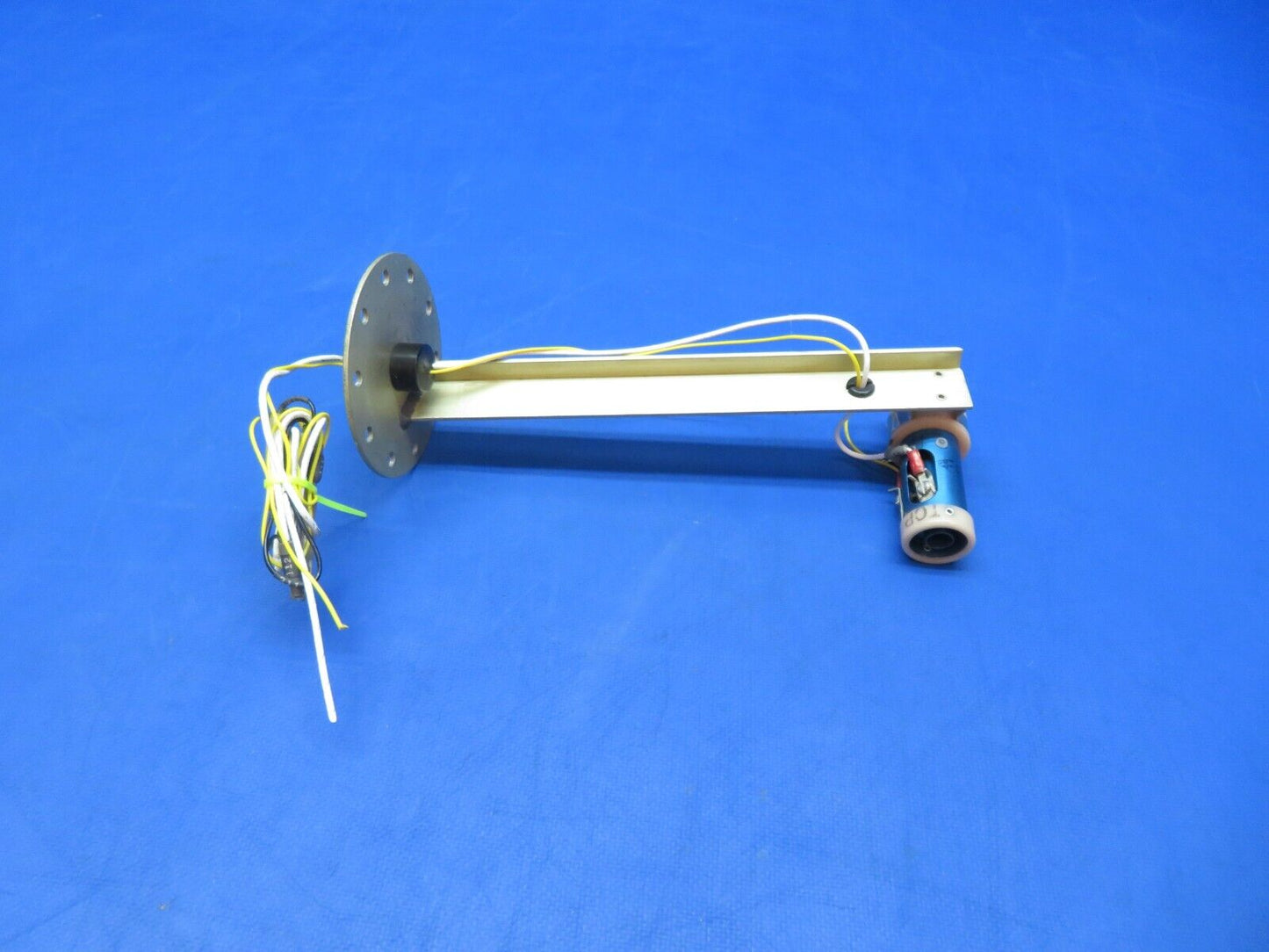 Cessna 310 / 310Q CAS RH OTBD Fuel Sensor w/ Mount P/N 9910082-11 (0823-669)