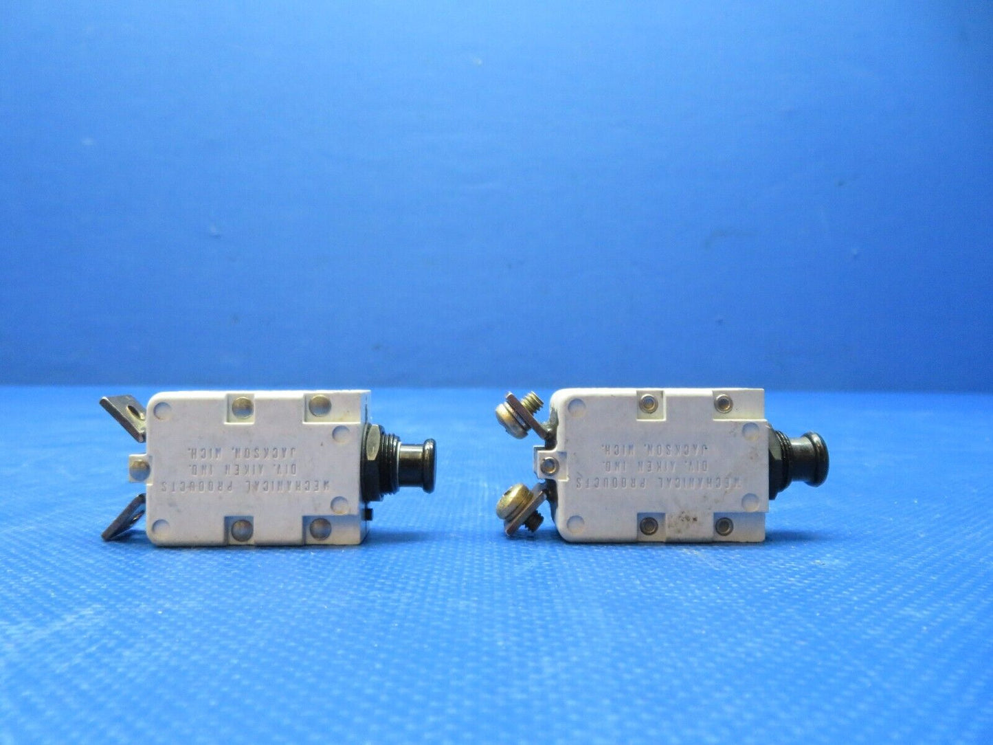 Mechanical Products 15 amp Circuit Breaker P/N 700-001-15 LOT OF 2 (0224-226)