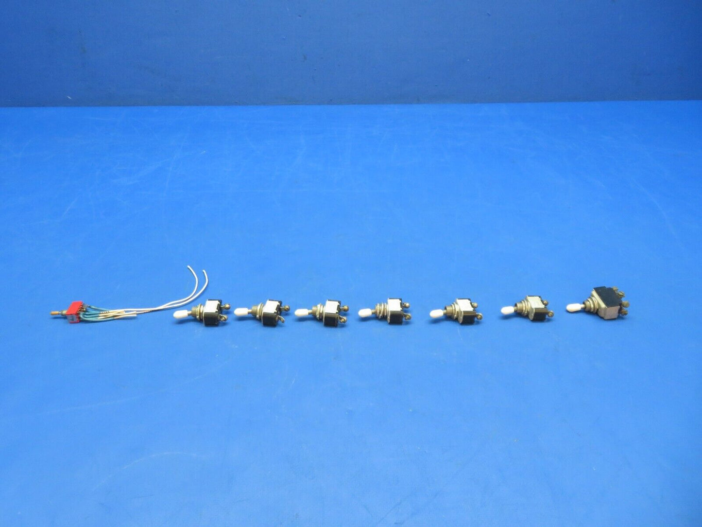 Cessna 310 / 310Q Cutler Hammer Toggle Switch P/N AN3021-2 LOT OF 8 (0923-318)