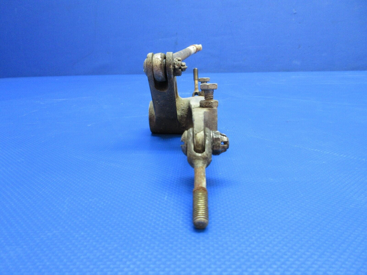 Piper PA-24-180 RH Aileron Bellcrank Assy w/ Rod P/N 20256-01 (1223-1436)