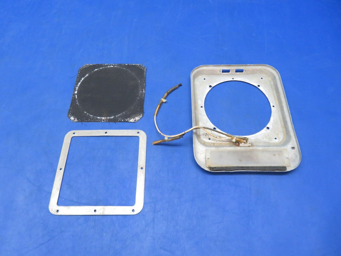 Beech C-35 Bonanza Dome Light & Radio Speaker Assy P/N 35-344140-602 (1023-229)