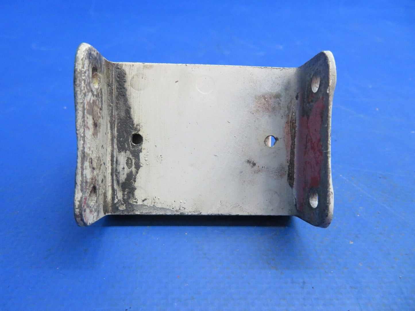 Beech 95-B55 Baron OTBD Aileron Hinge Assy P/N 35-135025-32 (0123-587)