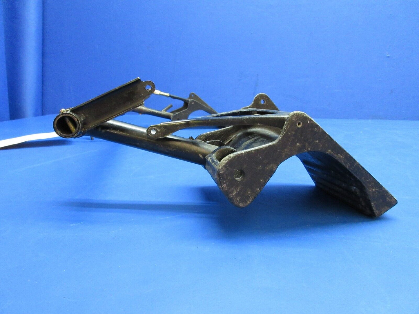 Cessna 310 / 310Q RH Rudder Pedal Torque Tube w/ Pedal P/N 0813018-16 (0823-732)