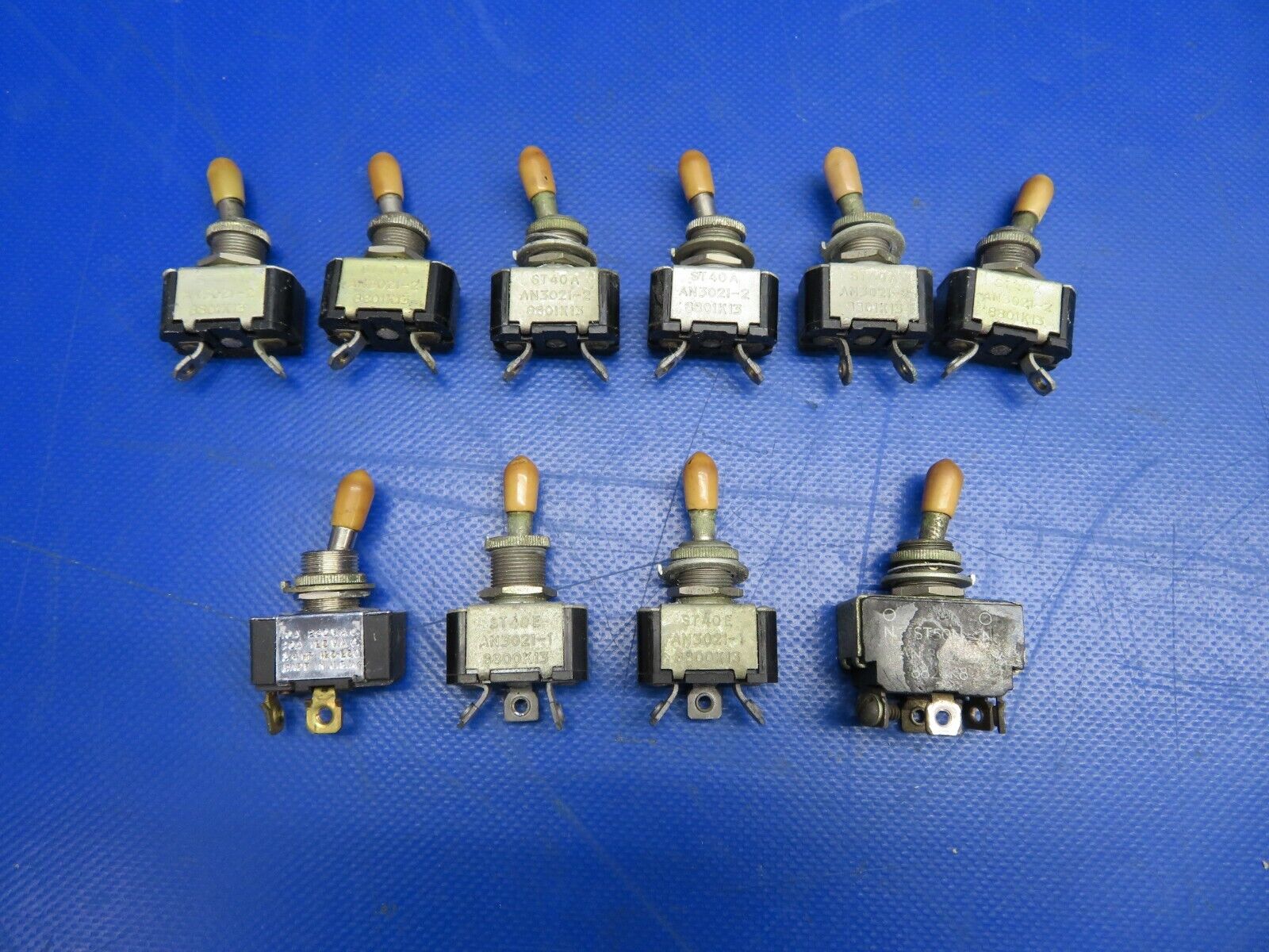 Cessna 310P Toggle Switches LOT OF 10 P/N AN3021-1, AN3027-3 (0720-330)